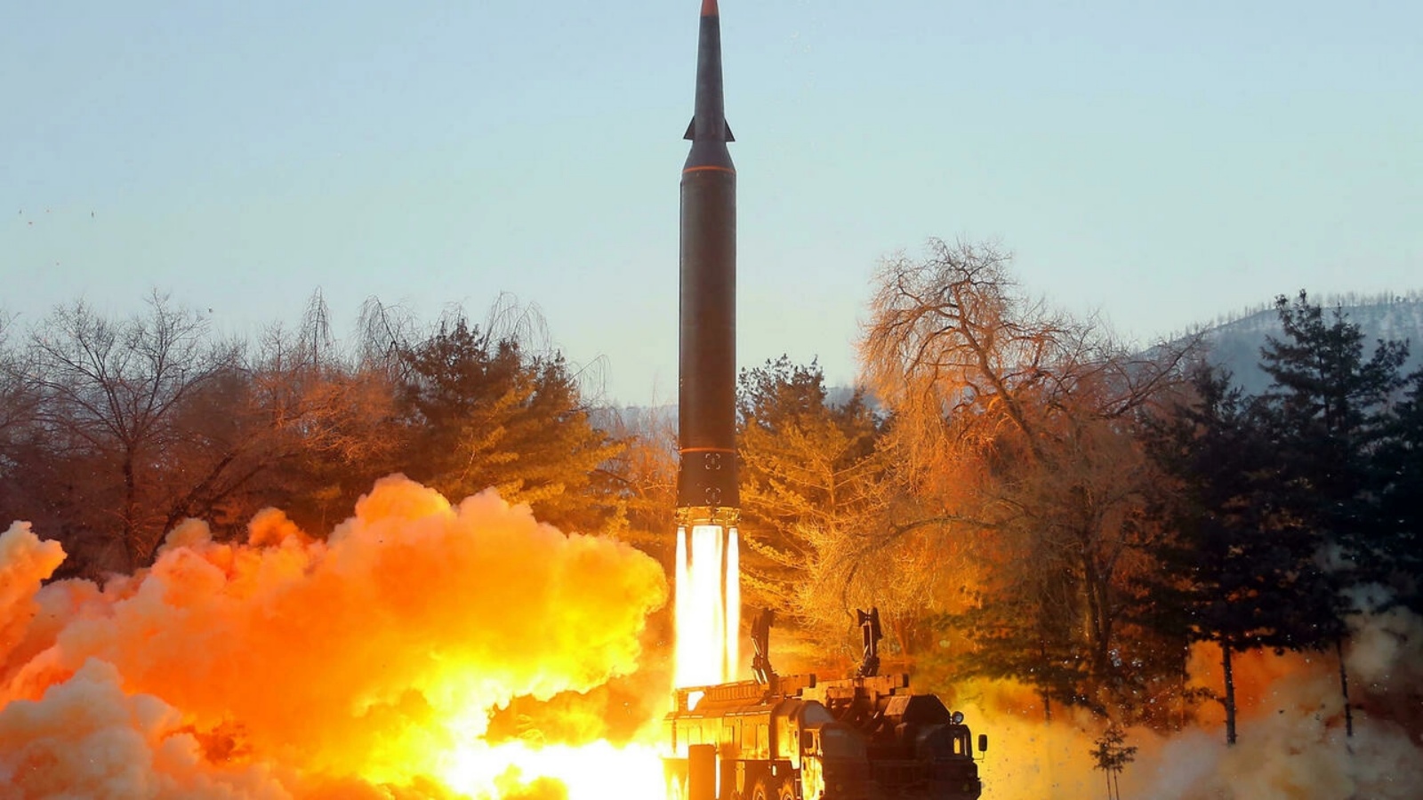 صورة نشرتها وكالة الانباء الكورية الشمالية الرسمية في 6 كانون الثاني/يناير تظهر ما وصفته بانه اطلاق صاروخ اسرع من الصوت في 5 من الشهر من مكان غير معروف في كوريا الشمالية.