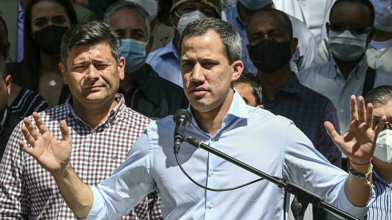 زعيم المعارضة الفنزويلية خوان غوايدو (يمين) وفريدي سوبرلانو الذي ألغي انتخابه حاكماً لولاية باريناس في ساحة بوليفار في ضاحية شاكاو بكراكاس في 30 نوفمبر 2021