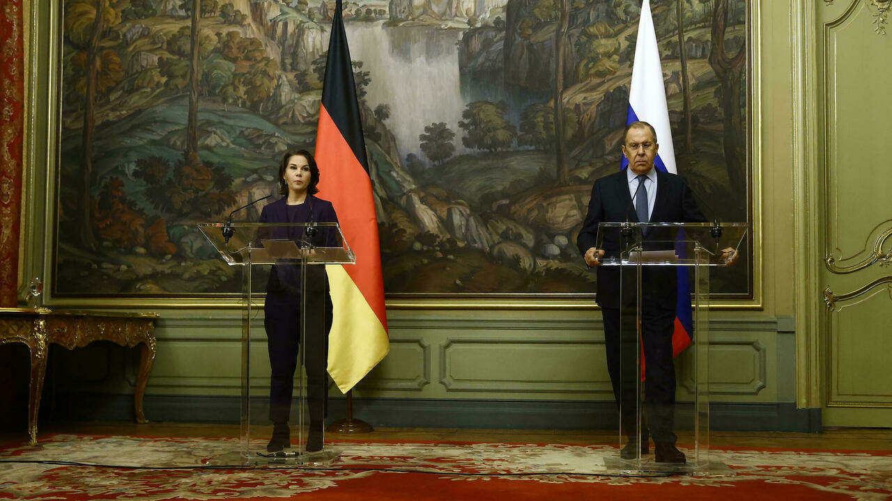 وزير الخارجية الروسي سيرغي لافروف ونظيرته الالمانية انالينا بربوك خلال مؤتمر صحافي مشترك في موسكو في 18 كانون الثاني/يناير 2022 
