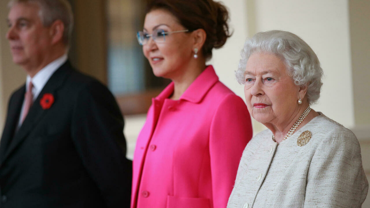 داريغا نزارباييف (وسط) إلى جانب الملكة إليزابيث والأمير أندرو في قصر باكنغهام في لندن بتاريخ 4 تشرين الثاني/نوفمبر 2015