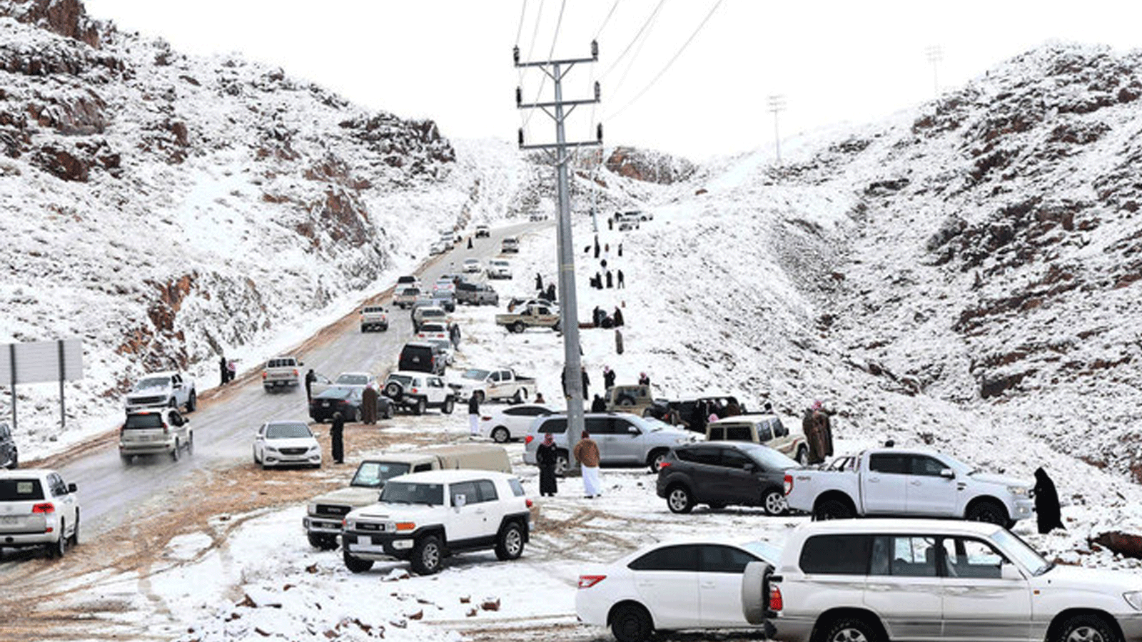 تساقط الثلوج يجلب السياح من جميع أنحاء المملكة والبلدان المجاورة إلى تبوك في السعودية (SPA)