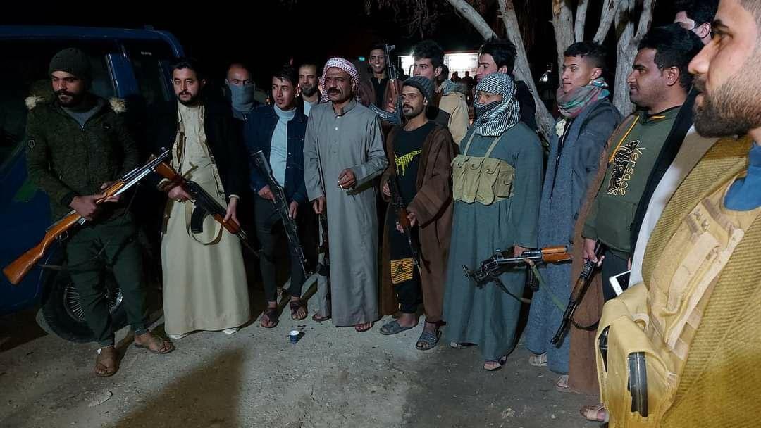 أنصار رجل الدين الشيعي العراقي حميد الياسري يحملون السلاح فجر الاثنين 17 كانون الثاني يناير 2022 دفاعا عنه (تويتر)