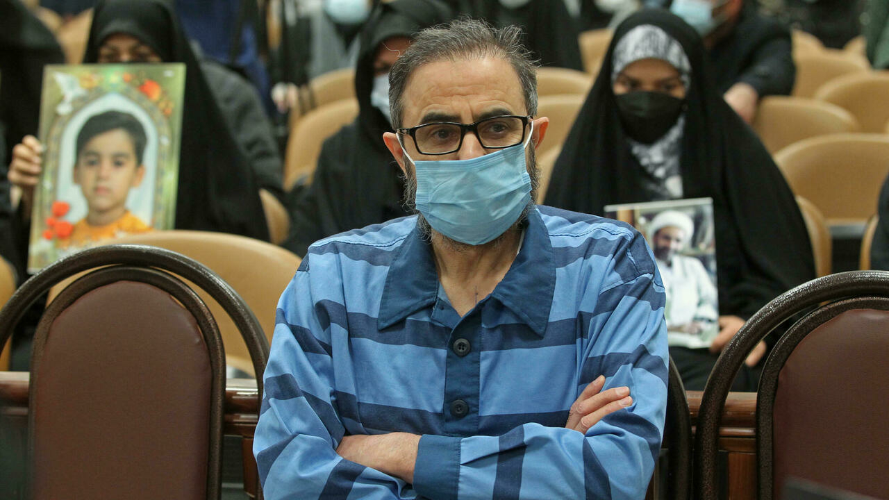 المعارض الإيراني-السويدي حبيب فرج الله شعب لدى مثوله أمام المحكمة في طهران حيث يحاكم بتهم 