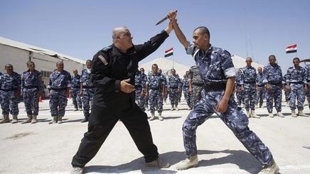 القوات العراقية تتلقى التدريب للاستمرار في الحرب ضد داعش
