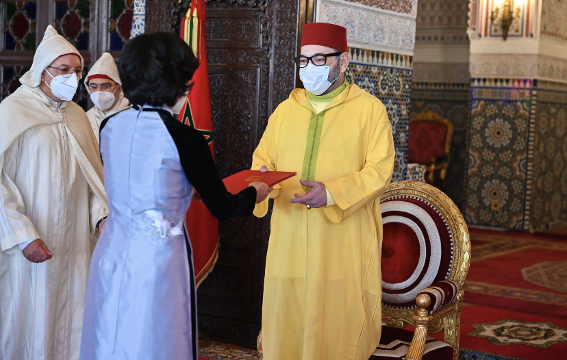 الملك محمد السادس لدى استقباله السفراء الاجانب الاثنين 