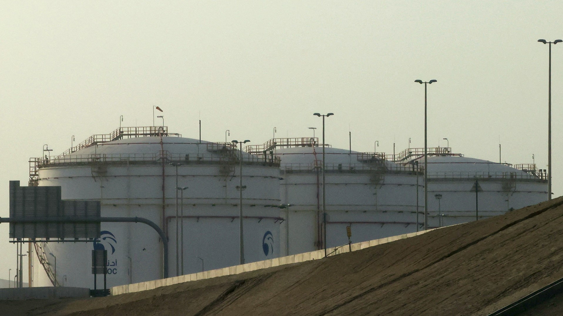 منشأة تخزين لشركة أدنوك النفطية في منطقة مصفح الصناعية بالعاصمة الإماراتية أبوظبي في 17 يناير 2022