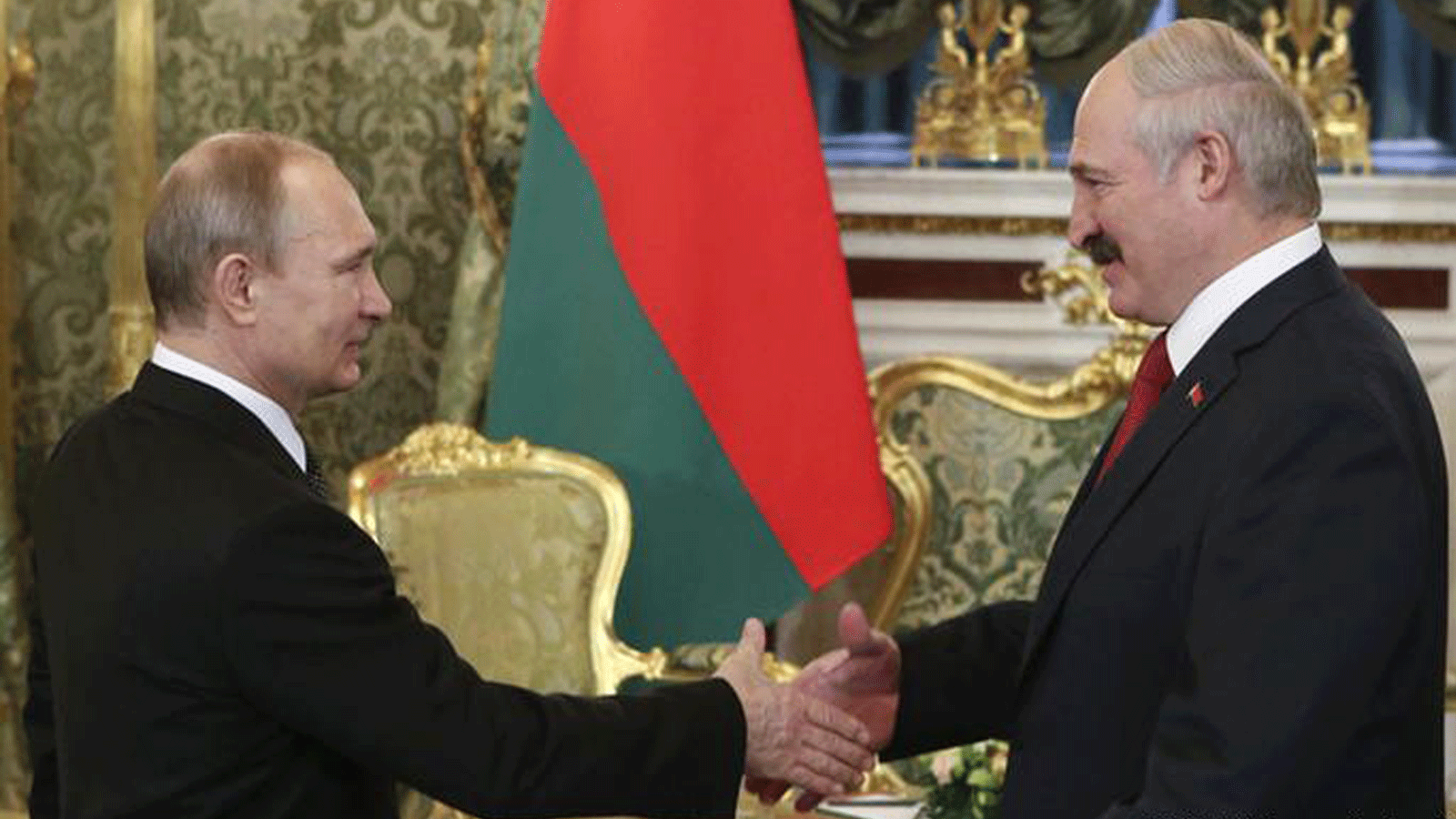 مصافحة بين الرئيسسين البيلاروسي والروسي