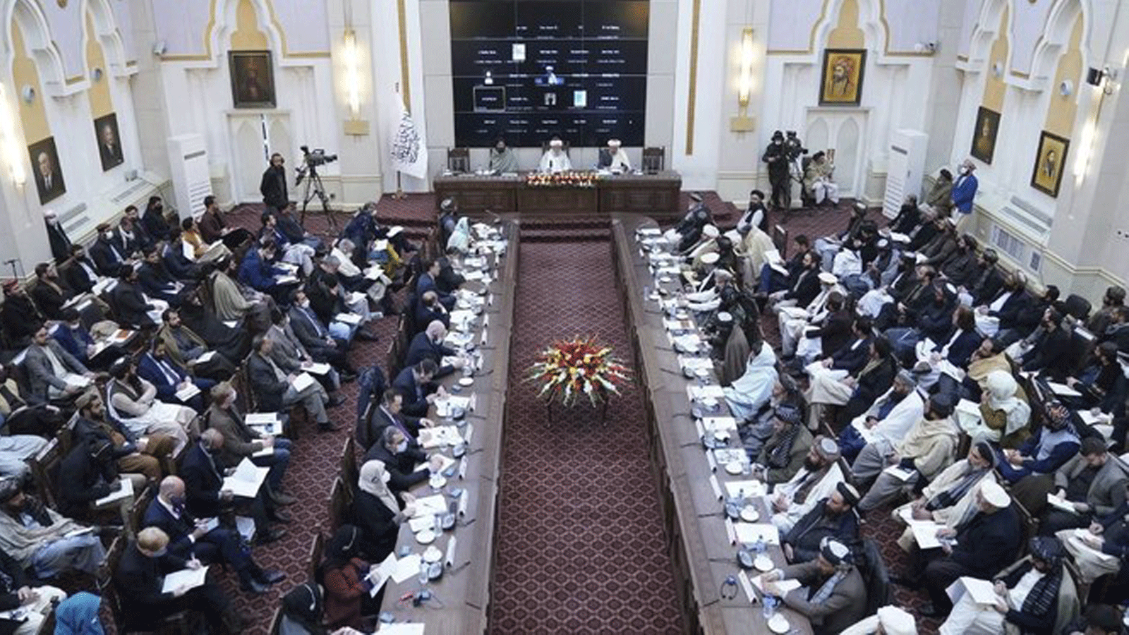 مسؤولو طالبان بينما يتحدث رئيس وزراء طالبان محمد حسن أخوند في القصر الرئاسي السابق في كابول في 19كانون الثاني/ يناير 2022