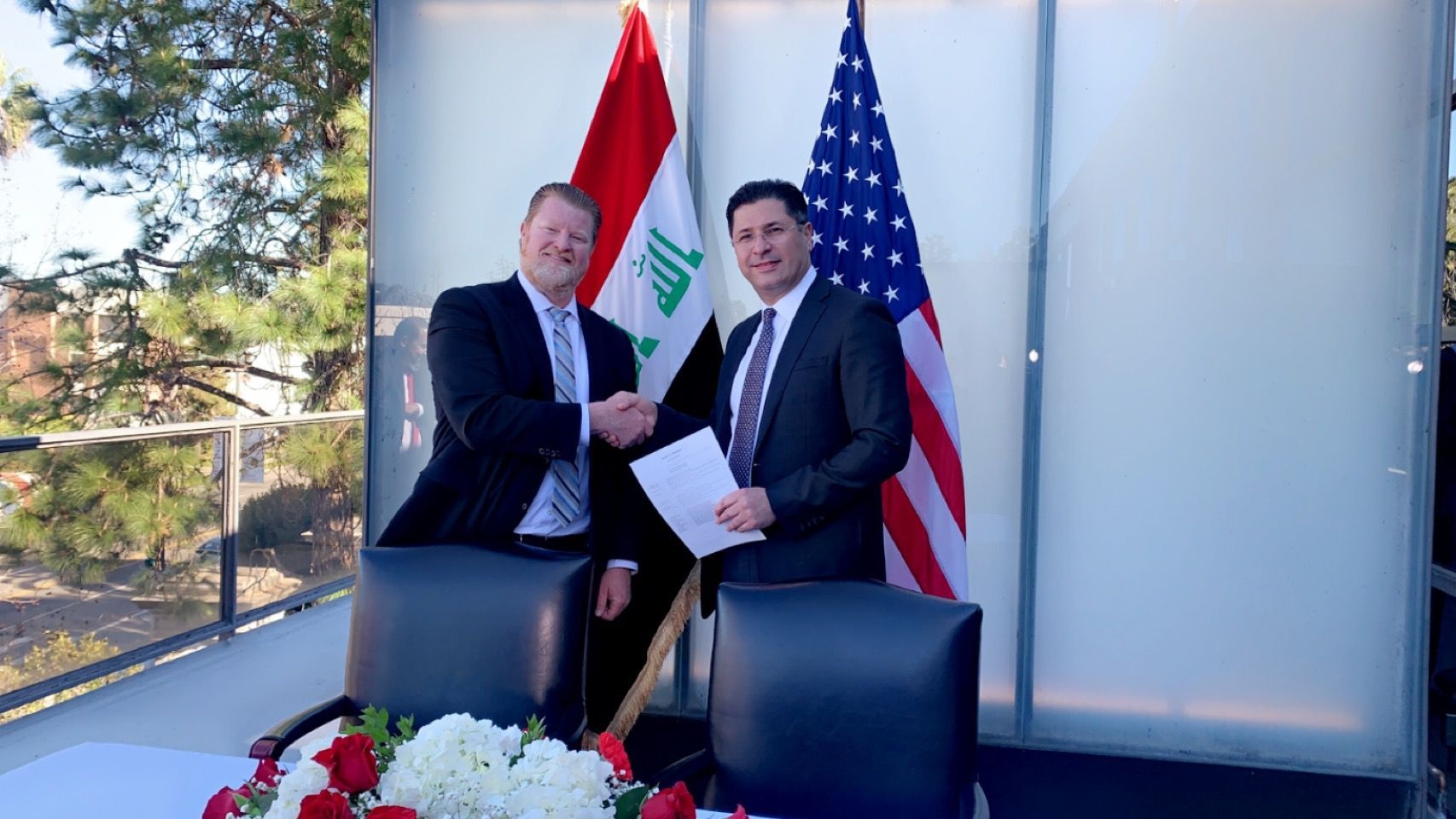القنصل العراقي في لوس أنجليس يستلم الجمعة من مسؤول اميركي الجمعة 21 كانون الثاني يناير 2022 قطعتين أثريتين عمرهما 4 آلاف عام