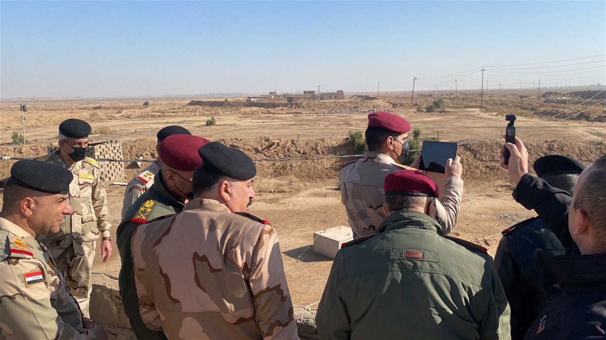 وفد عسكري عراقي وصل الى مكان مجزرة ارتكبها داعش ضد جنود شمال بغداد الجمعة 21 كانون الثاني يناير 2022 (قناة دجلة)