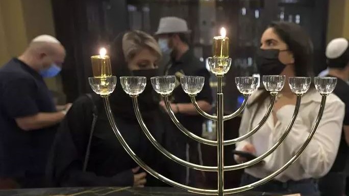 رجال أعمال إسرائيليون يحتفلون بعيد هانوكا اليهودي أول مرة في فندق في دبي، في 10 ديسمبر 2021