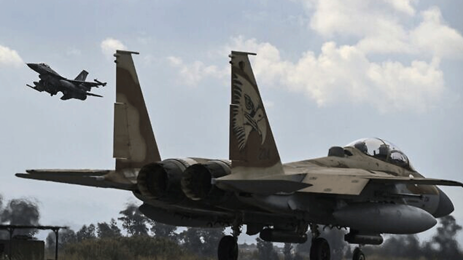  طائرة تابعة لسلاح الجو اليوناني من طراز F-16 تقلع خلف طائرة إسرائيلية من طراز F-15 من مطار أندرافيدا العسكري في جنوب اليونان، كجزء من تمرين الطيران متعدد الجنسيات التابع لسلاح الجو اليوناني 