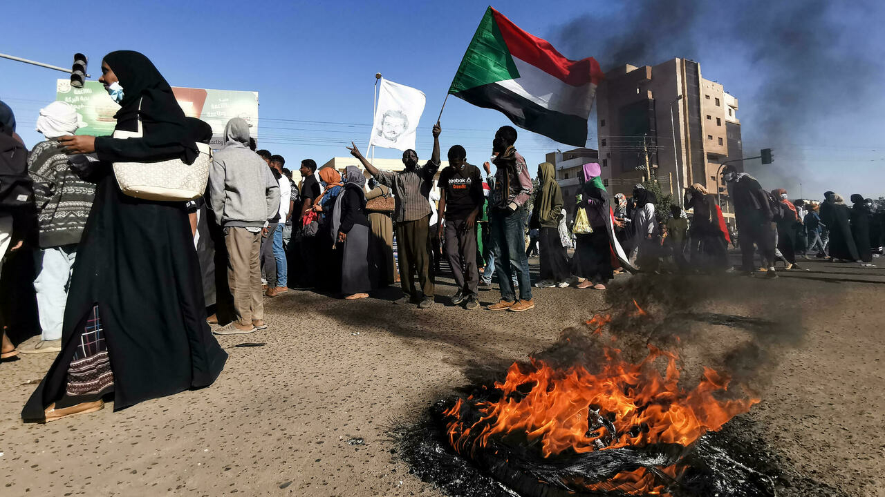 تظاهرة في العاصمة السودانية تنديداً بقمع المحتجين المناهضين للانقلاب في 20 كانون الثاني/يناير 2022