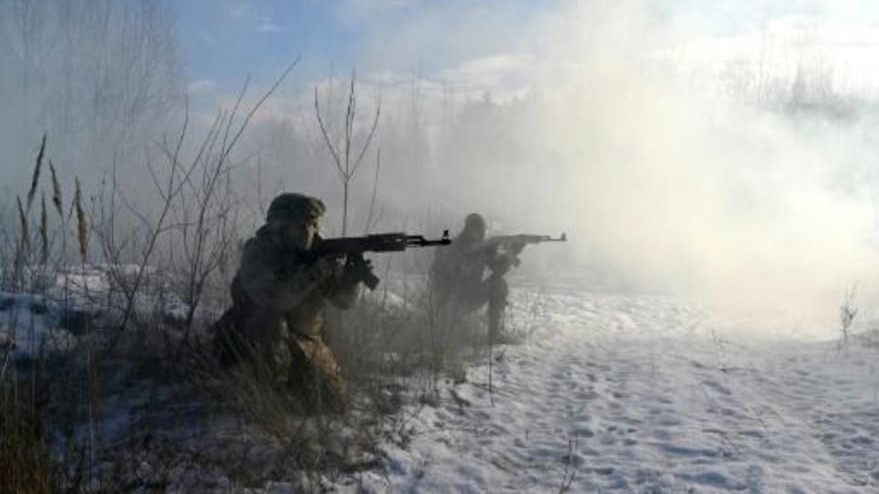 جنود احتياط أوكرانيون يشاركون في تدريبات قرب كييف أواخر ديسمبر الماضي
