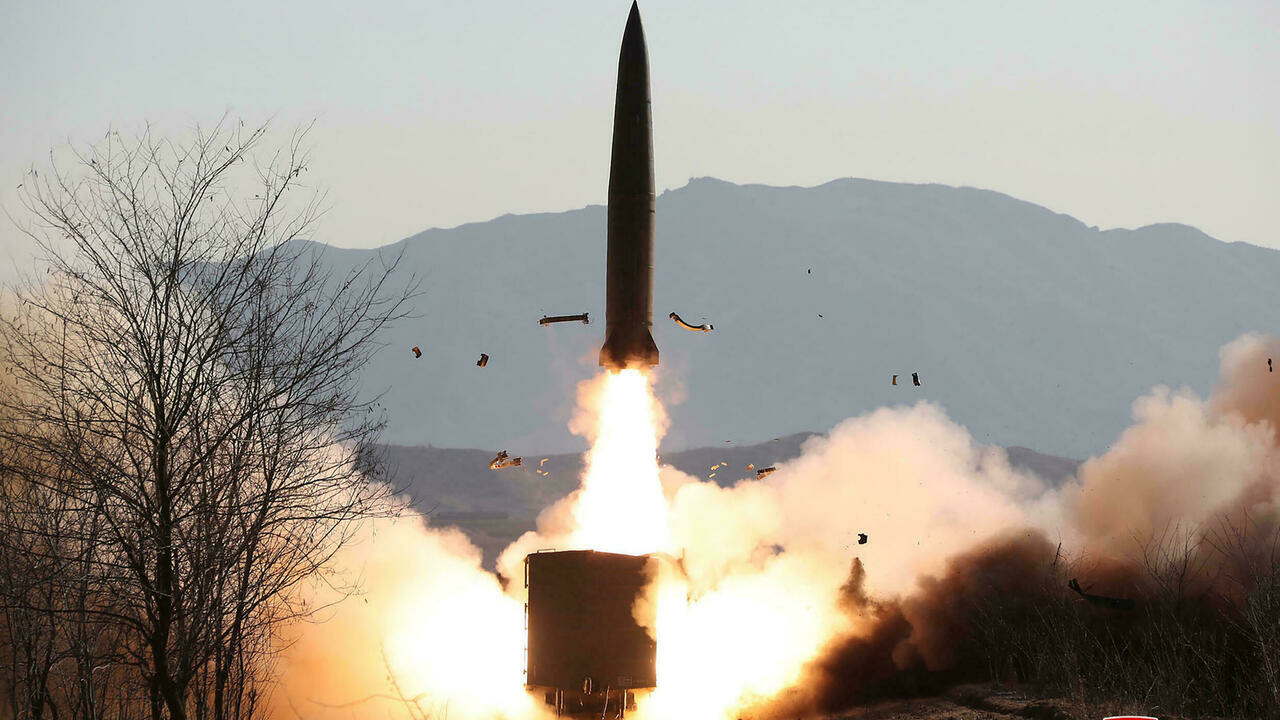 صورة التقطت في 14 يناير/كانون الثاني 2022 ونشرتها وكالة الأنباء الكورية الشمالية الرسمية في اليوم التالي، تظهر تمرينا على إطلاق صاروخ في مقاطعة بيونغان الشمالية