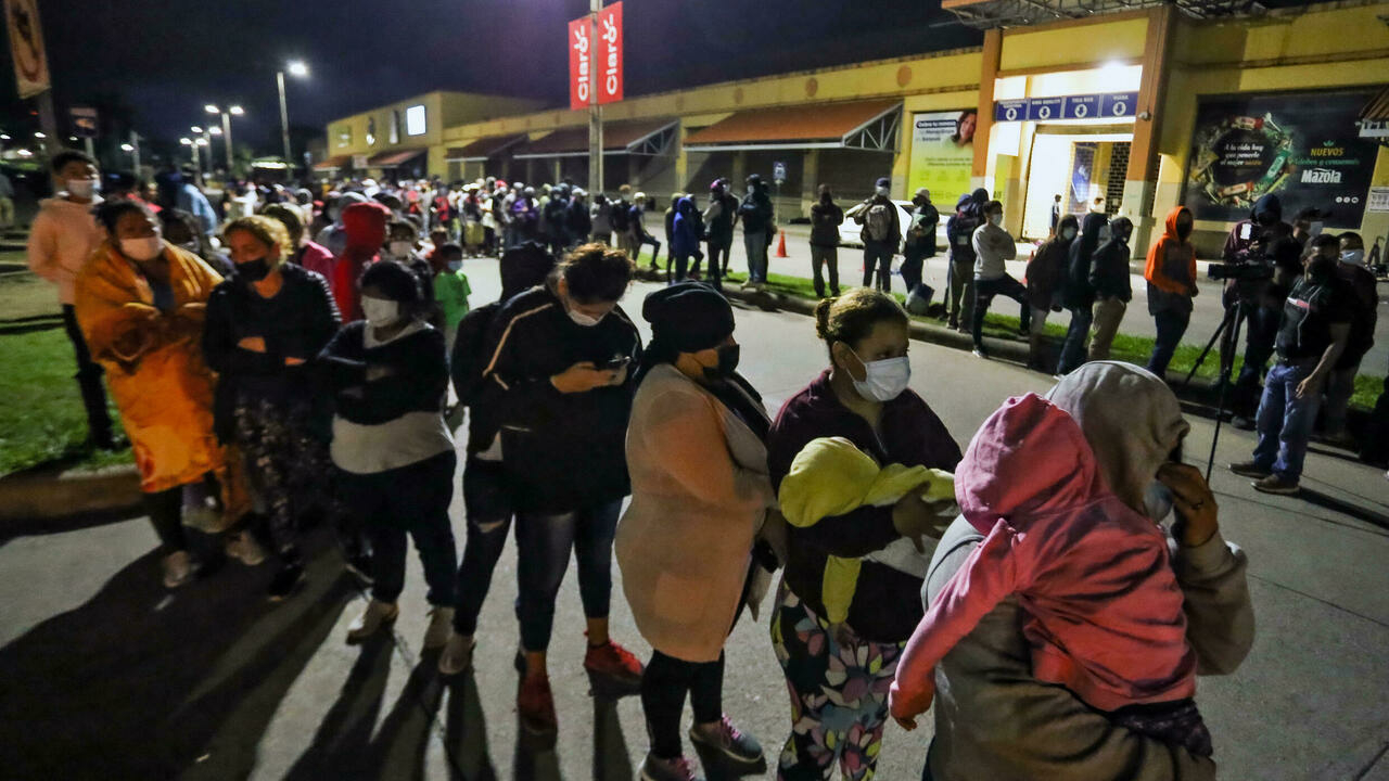 مئات المهاجرين في سان بيدرو سولا في هندوراس يستعدون للتوجه إلى حدود غواتيمالا، المحطة الأولى في طريقهم نحو الولايات المتحدة، في 15 كانون الثاني/يناير 2022