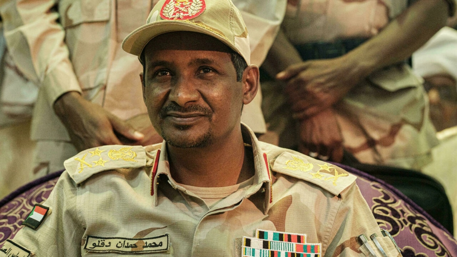 نائب رئيس المجلس العسكري الحاكم في السودان محمد حمدان دقلو المشهور بحمديتي خلال لقاء مع أنصاره في الخرطوم في 18 يونيو 2019.