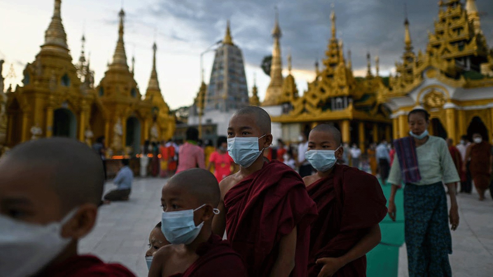 الرهبان يزورون معبد شويداغون خلال مهرجان تادينغيوت الذي يقام في يوم اكتمال القمر في شهر تادينغيوت القمري البورمي. في يانغون في 20 تشرين الأول/أكتوبر 2021.