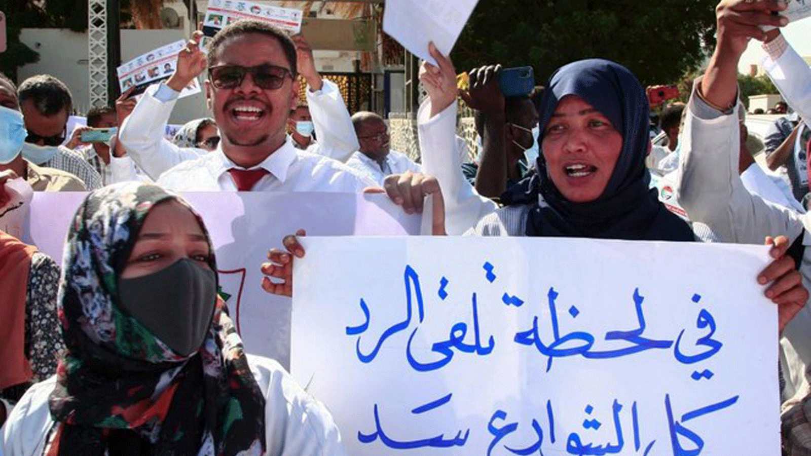 تظاهر عشرات الأطباء السودانيين في الخرطوم في 16 يناير/ كانون الثاني 2022 للتنديد بهجمات قوات الأمن ضد الكوادر الطبية والأطباء خلال مسيرات مؤيدة للديمقراطية معارضة للانقلاب العسكري في أكتوبر/ تشرين الأول 2021