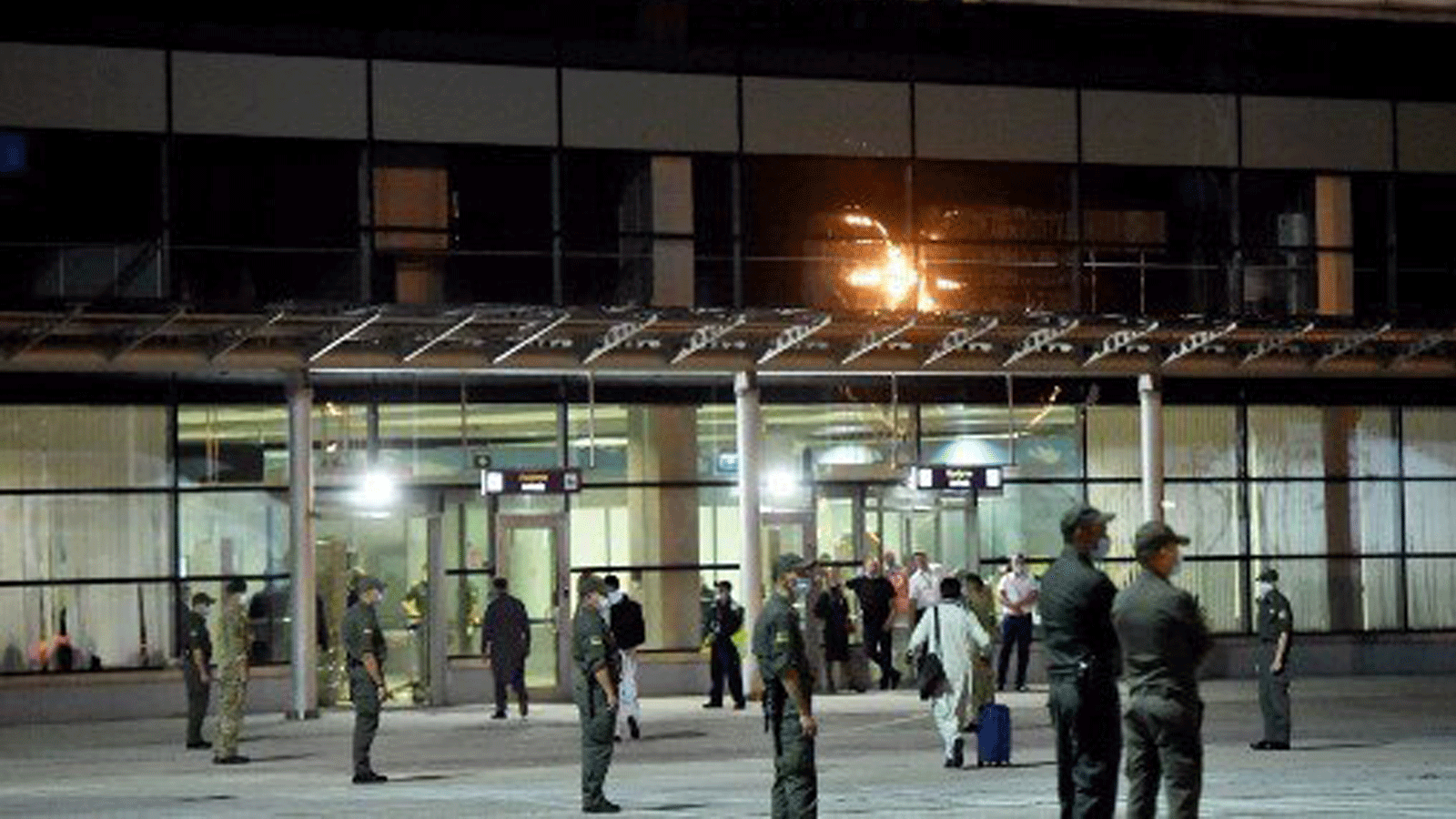 الأشخاص الذين تم إجلاؤهم من أفغانستان يغادرون مطار بوريسبيل الدولي خارج كييف عند وصولهم في 23 آب/ أغسطس 2021