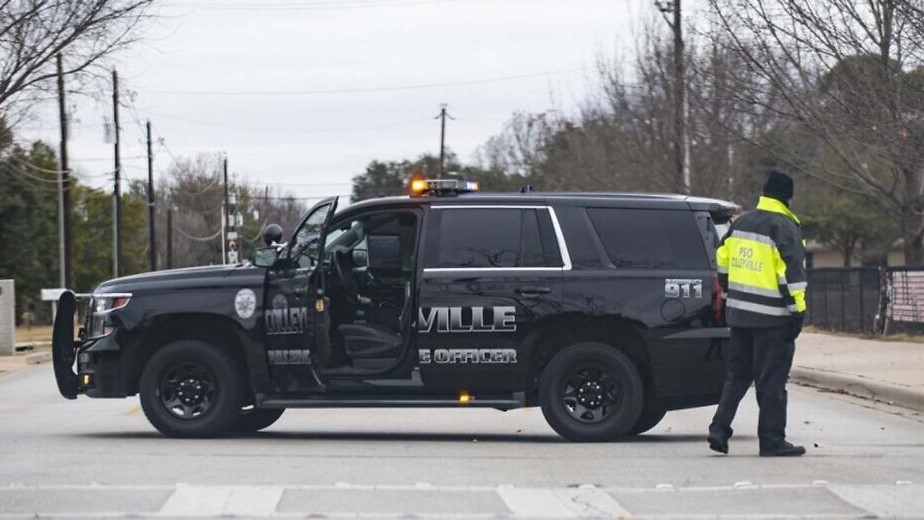 الشرطة تستجيب لوضع الرهائن في كنيس كنيسة بيت إسرائيل في 15 يناير 2022 في كوليفيل، تكساس