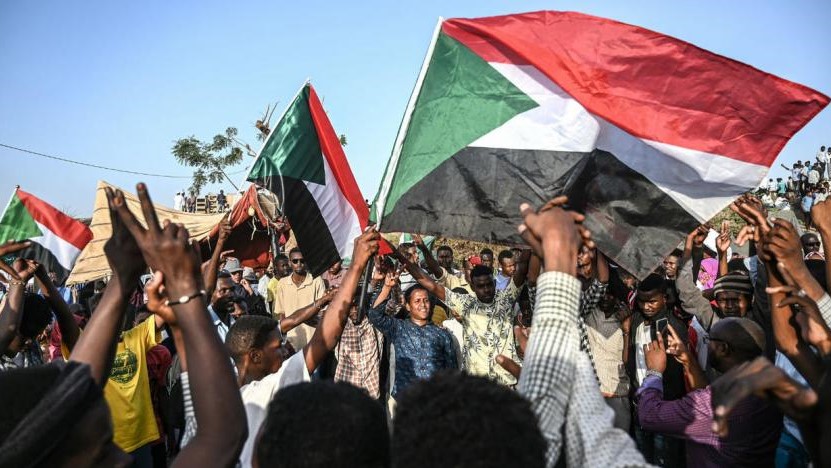 المتظاهرون السودانيون في مسيرة حاشدة
