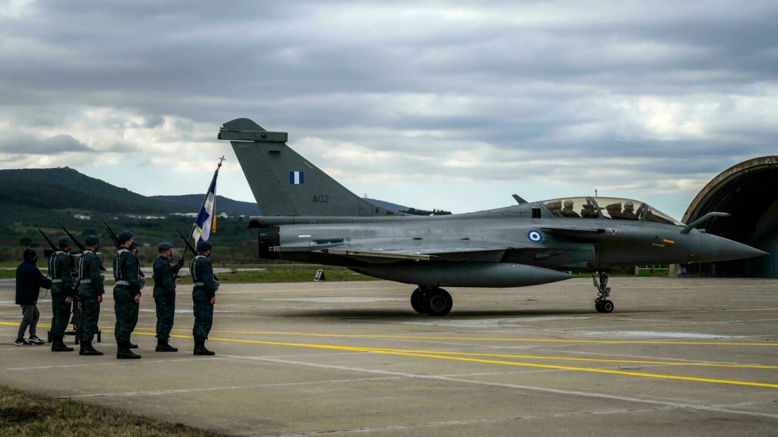 وصول طائرة رافال إلى قاعدة تاناغرا الجوية في شمال أثينا في 19 يناير 2022