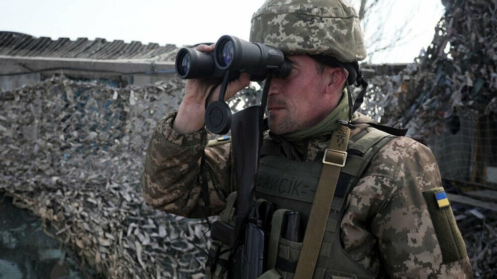 جندي أوكراني على الحدود مواجهًا الحشود الروسية