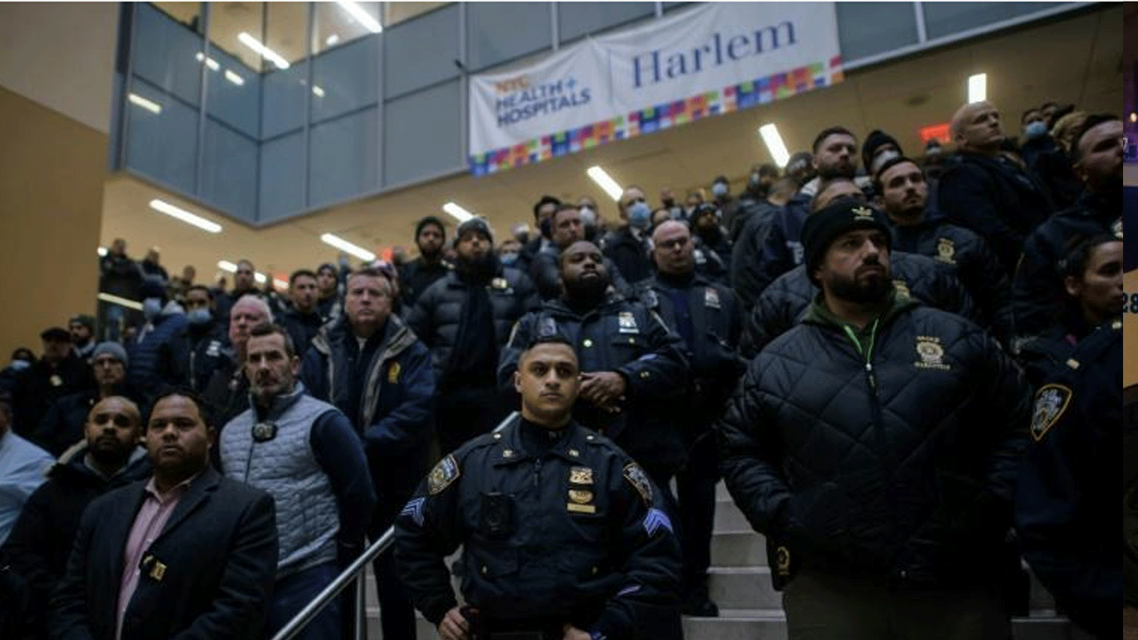  تجمع ضباط الشرطة خارج مستشفى هارلم للاستماع إلى بيان عمدة مدينة نيويورك إريك آدامز، 22 كانون الثاني/يناير 2022