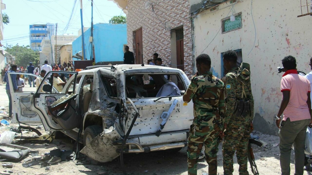 جنود صوماليون في موقع الهجوم الانتحاري في مقديشو في 16 كانون الثاني/يناير 2022