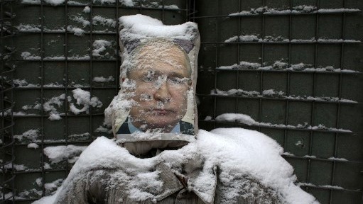صورة للرئيس الروسي فلاديمير بوتين تستخدم هدفًا للتمرين على التهديف في خندق على خط المواجهة مع الانفصاليين المدعومين من روسيا بالقرب من قرية زولوتي، في منطقة لوغانسك، في 21 يناير 2022