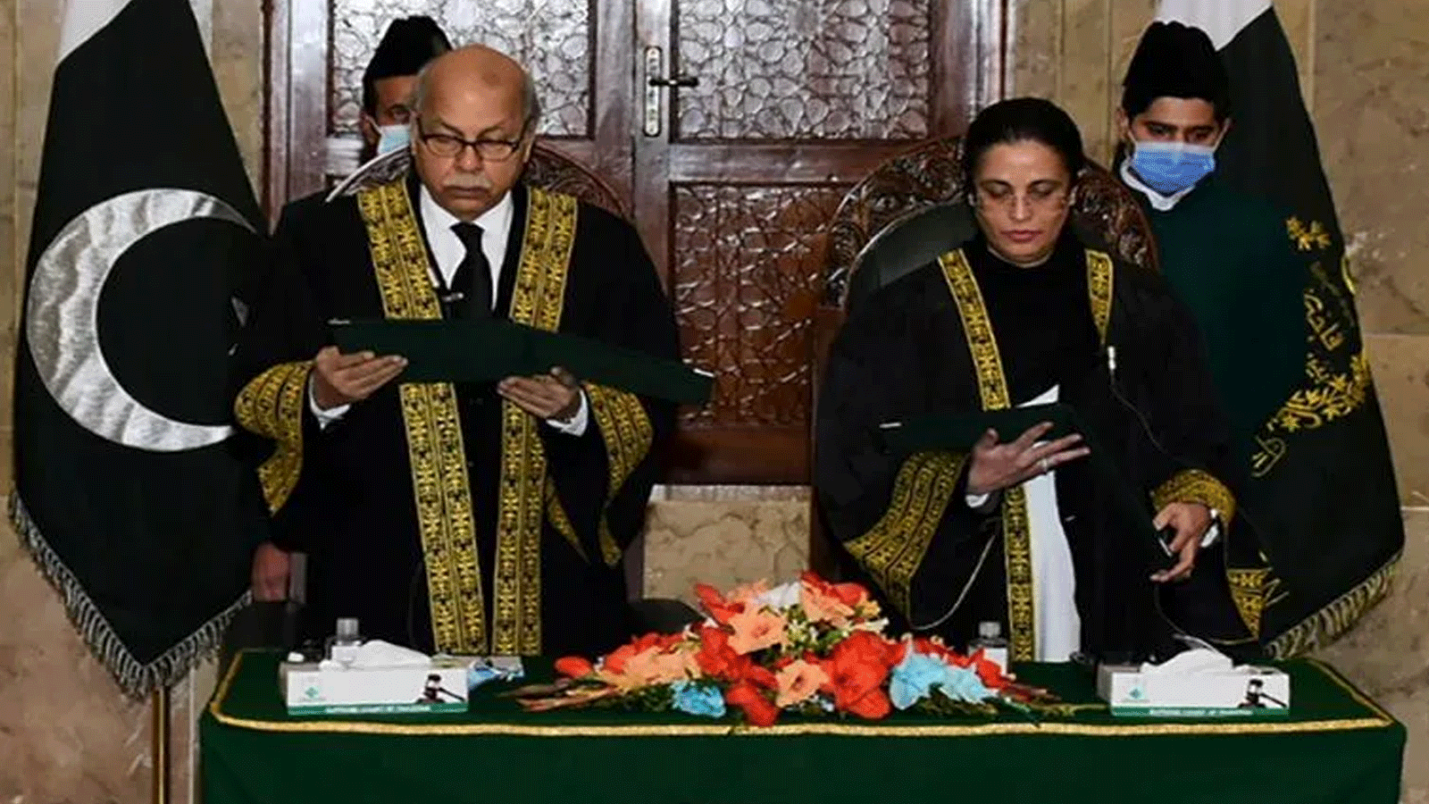 صورة نشرتها إدارة المعلومات الصحفية الباكستانية للقاضية عائشة مالك وهي تؤدي اليمين في المحكمة العليا