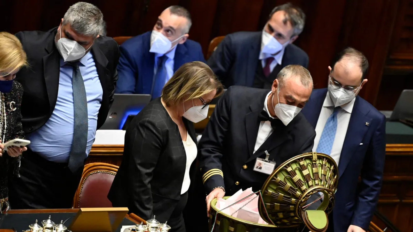 المرشدون يفتحون صندوق اقتراع خلال الجولة الثالثة من التصويت لاختيار رئيس إيطاليا الجديد في برلمان روما يوم 26 يناير.
