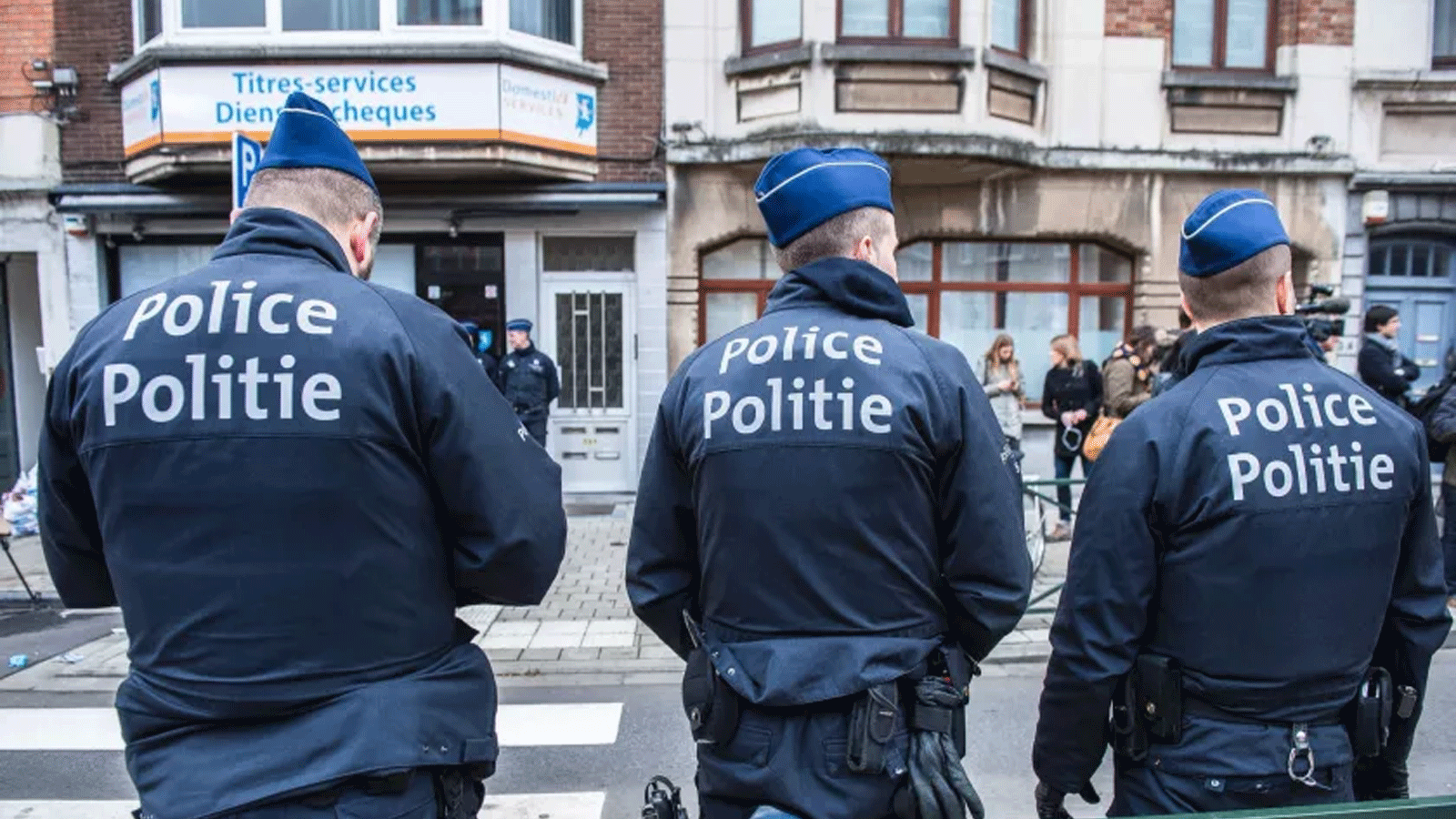 ضباط شرطة يقفون في حراسة منطقة شيربيك في بروكسل خلال عملية لمكافحة الإرهاب
