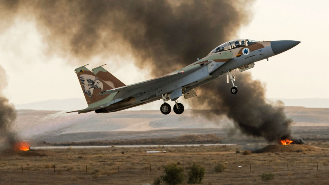 طائرة مقاتلة إسرائيلية من طراز F-15 تقلع من صحراء النقب