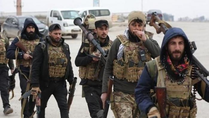 مقاتلون أكراد من قوات سوريا الديمقراطية يتجهون إلى سجن الصناعة في الرقة للمشاركة في حصاره