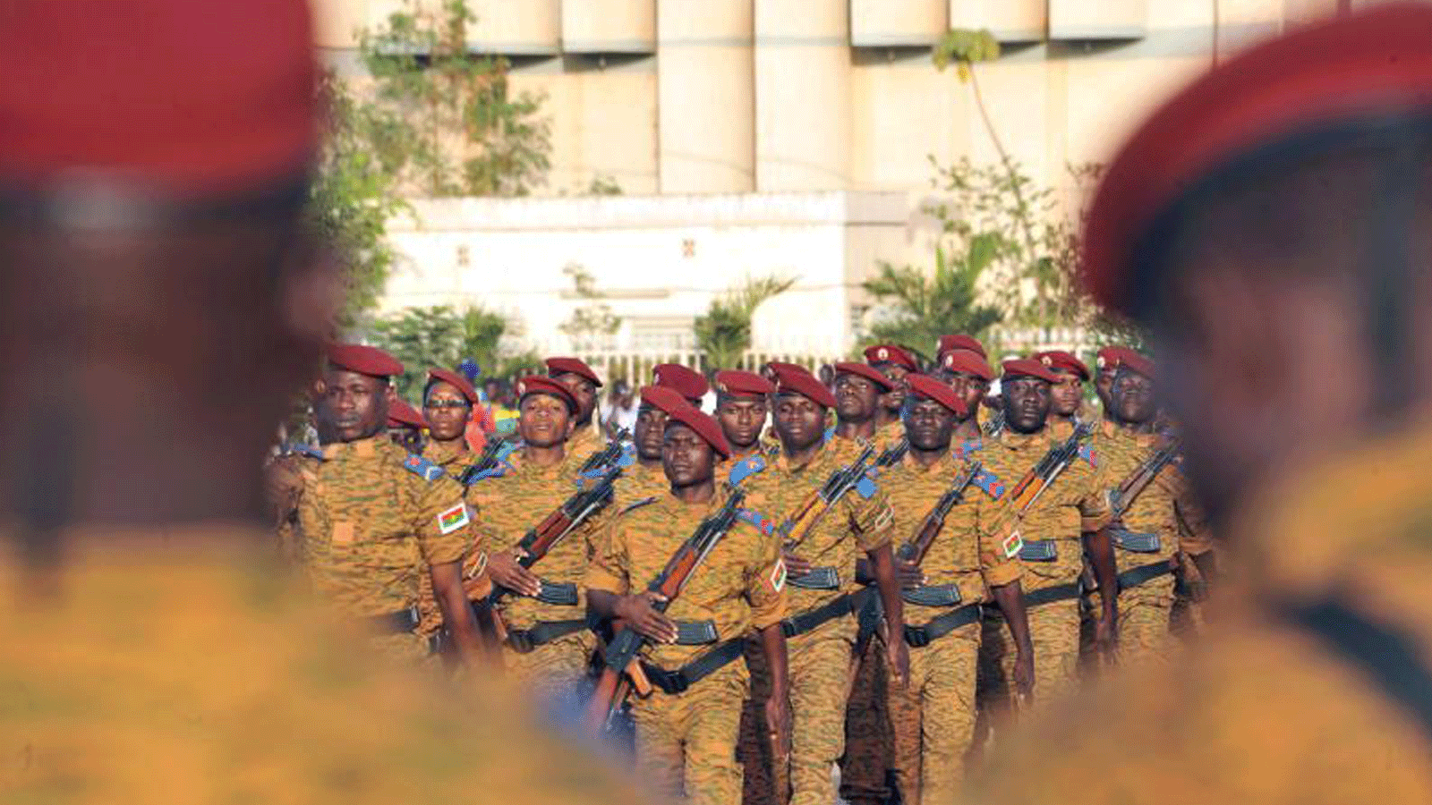 جنود من جيش بوركينا فاسو يشاركون في عرض عسكري في واغادوغو.