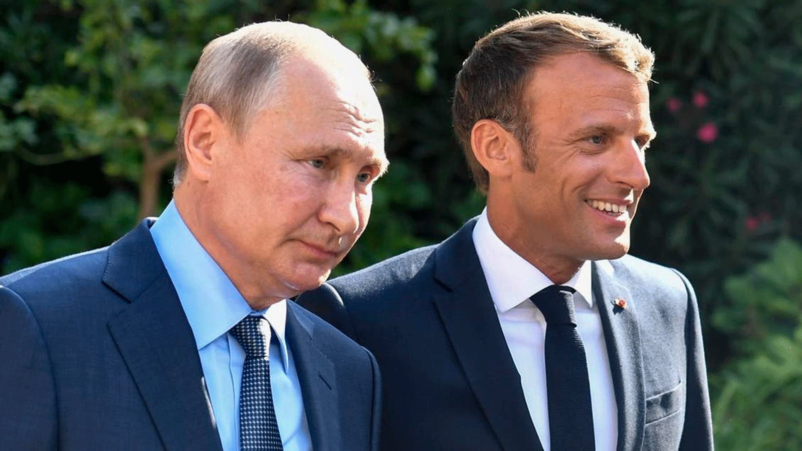 الرئيس الفرنسي ماكرون (يمين) يرحب بالرئيس الروسي بوتين في مقر إقامته الصيفي ، فورت دي بريغانكون على الريفييرا الفرنسية
