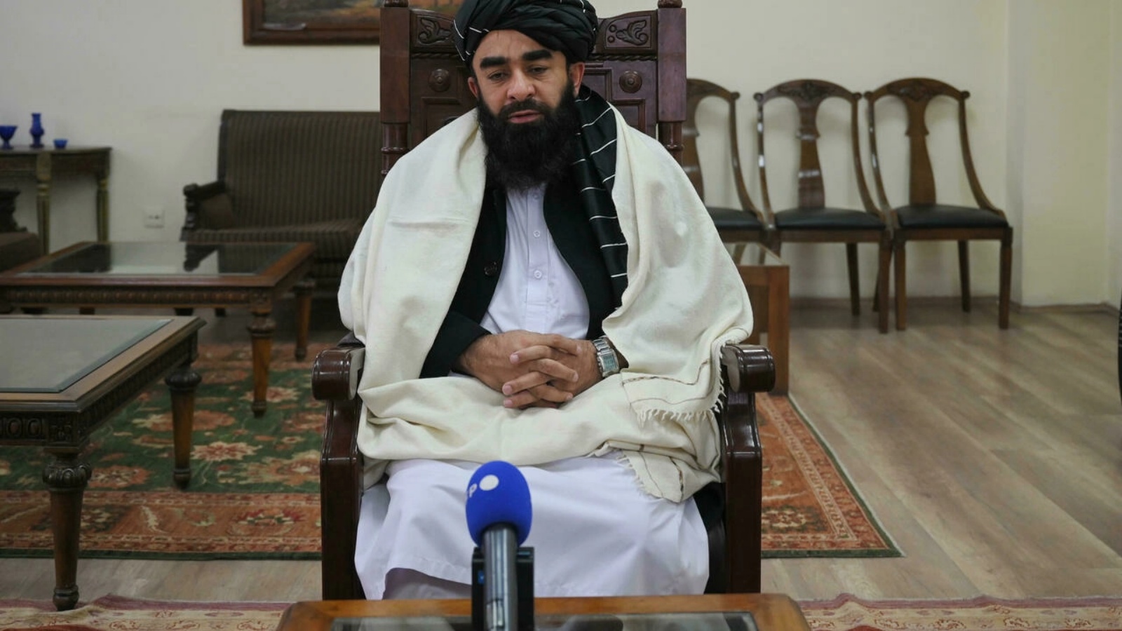 المتحدث باسم طالبان ذبيح الله مجاهد يجيب على الأسئلة خلال مقابلة مع وكالة فرانس برس في كابول في 22 كانون الثاني/يناير 2022