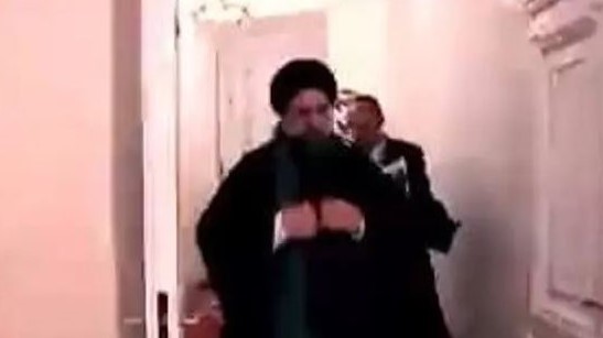 صورة مقتطعة من فيديو منتشر يظهر الرئيس الإيراني خارجًا من الكرملين من دون وداع رسمي