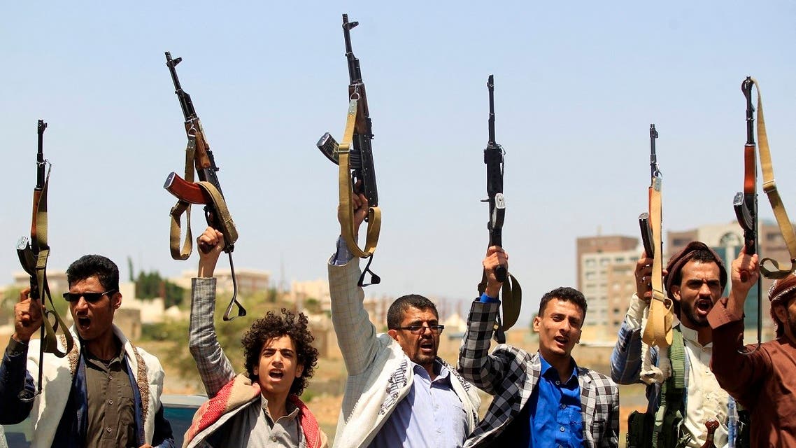 مسلحون يمنيون موالون للإرهابيين الحوثيين المدعومين من إيران يرفعون أسلحتهم خلال تجمع حاشد في صنعاء، في 20 مايو 2021