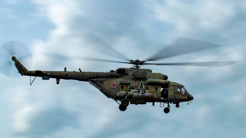 مروحية عسكرية Mi-8 روسية تحلق فوق قافلة روسية وتركية مشتركة (ليست في الصورة) أثناء قيامها بدوريات في حقول النفط بالقرب من بلدة القحطانية في محافظة الحسكة شمال شرق سوريا، في 4 فبراير 2021
