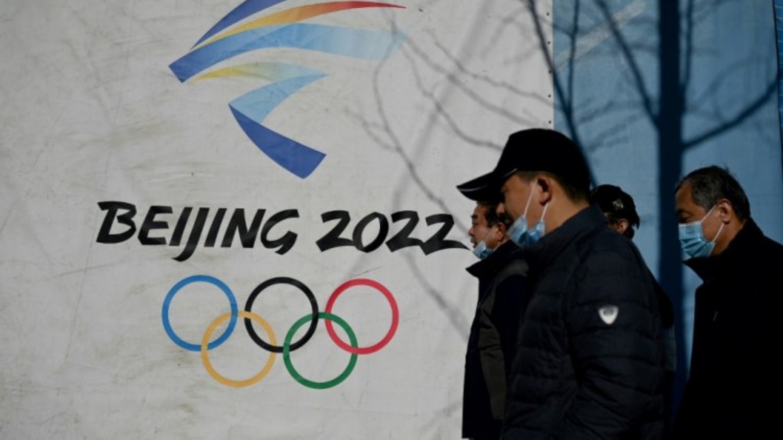مارة قرب شعار الألعاب الأولمبية الشتوية في متنزه شوغانغ في بكين في 1 ديسمبر 2021