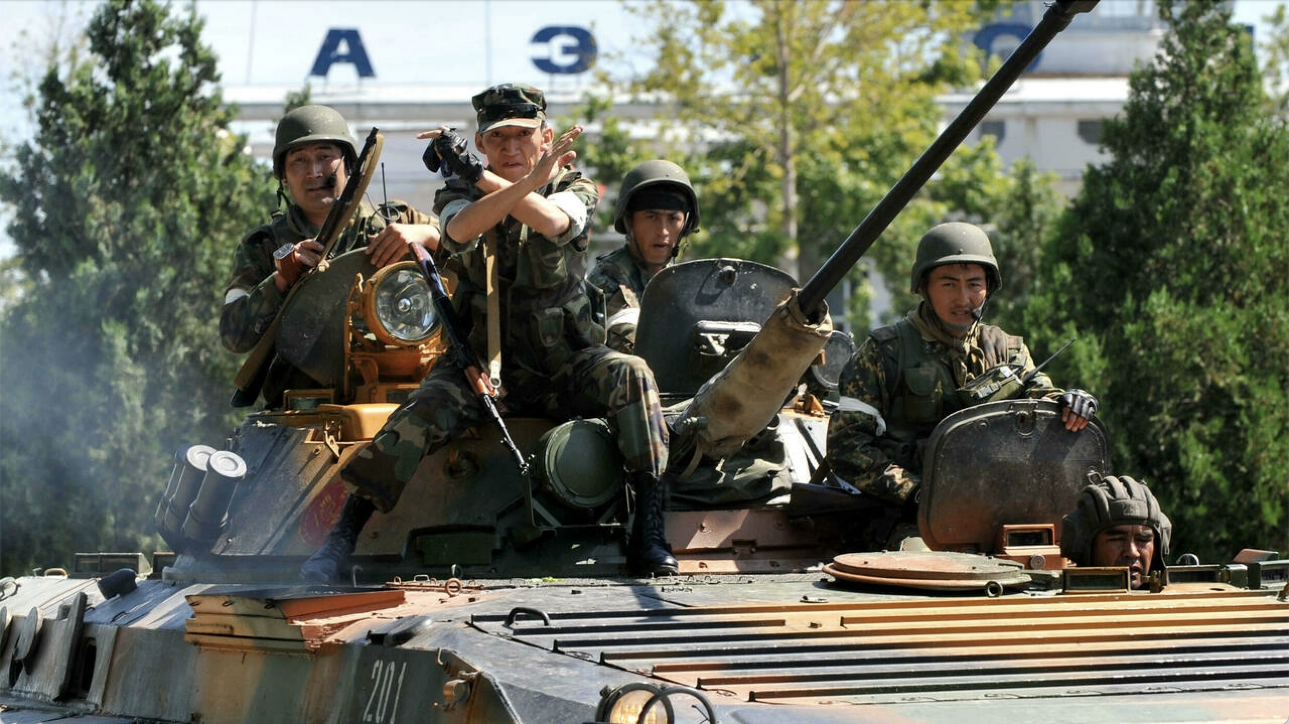 جنود قرغيزيون ينتشرون في اوش في 14 حزيران/يونيو 2010