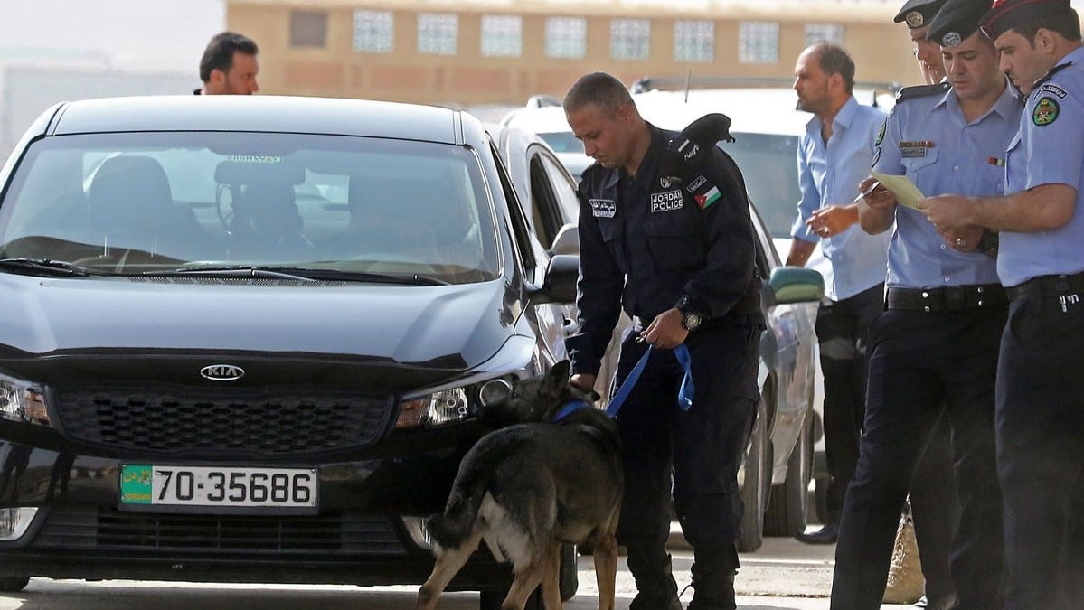 الشرطة الأردنية تفحص المركبات عند معبر جابر الحدودي بين الأردن وسوريا