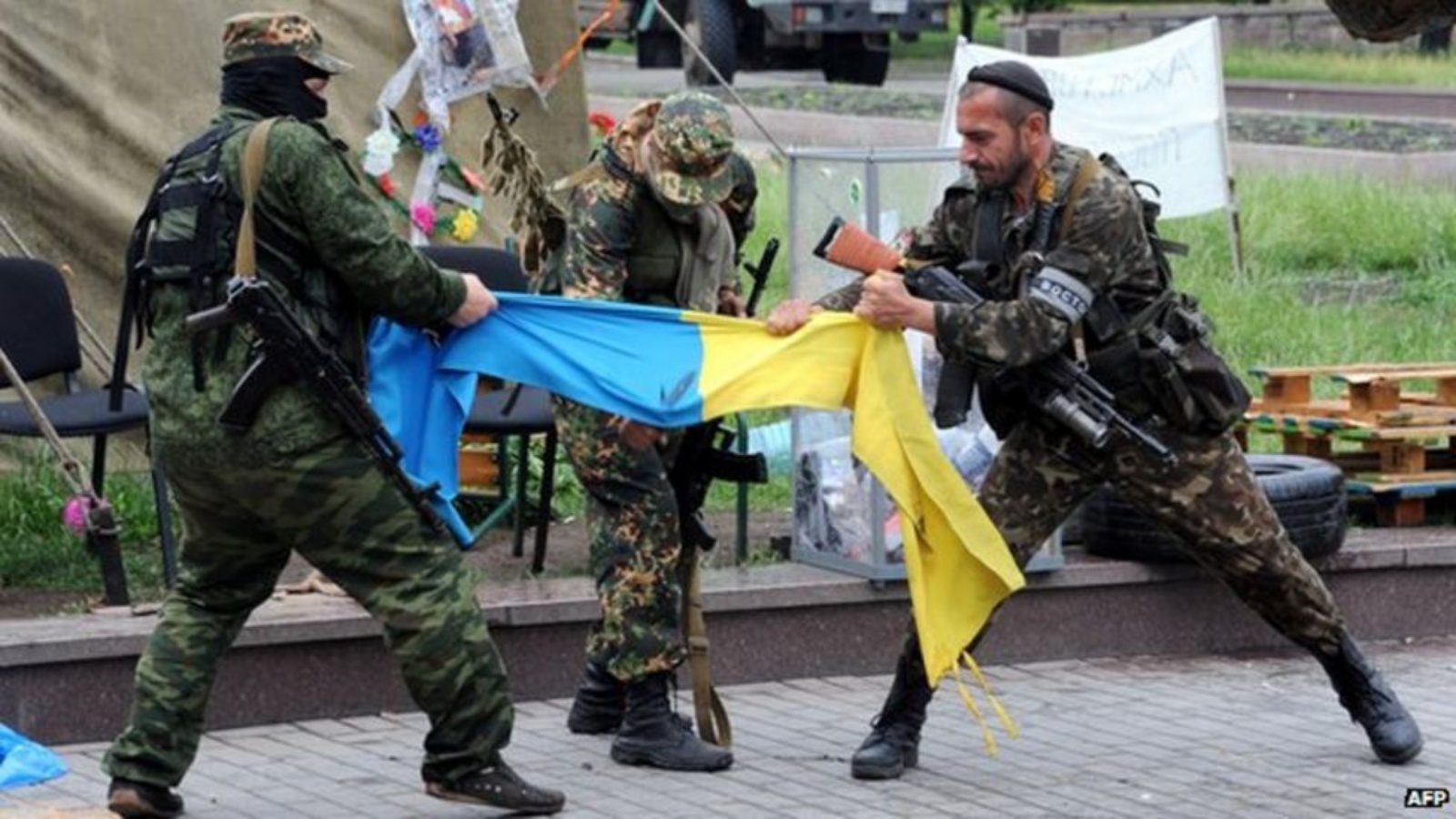 انفصاليان أوكرانيان يمزقان العلم الأوكراني