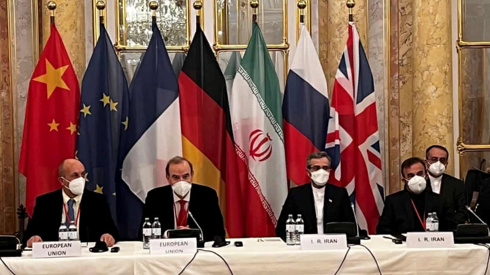 ممثلون من إيران والاتحاد الأوروبي في المحادثات النووية في فيينا