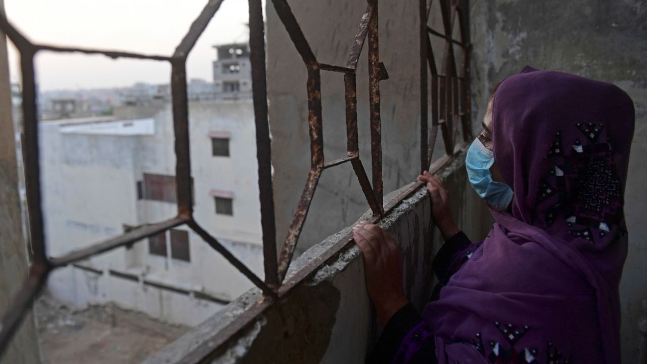 امرأة من البلوش تنظر من نافذة منزلها في كراتشي الباكستانية في 15 تشرين الأول/أكتوبر 2020
