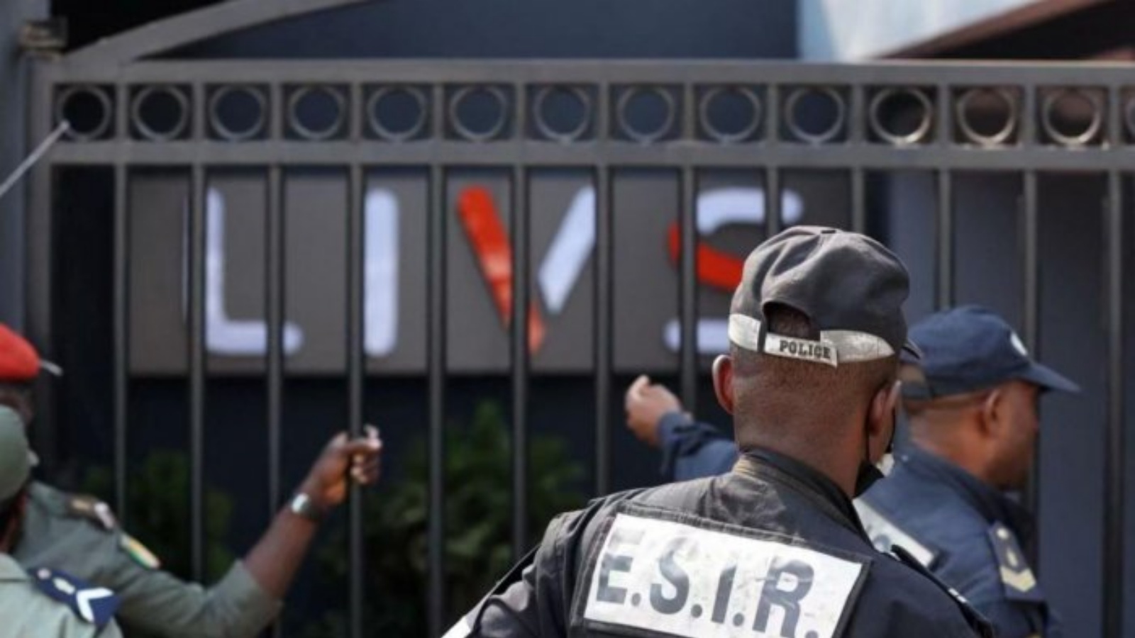 رجال الشرطة يقفون عند مدخل ملهى ليف الليلي حيث اندلع الحريق المميت