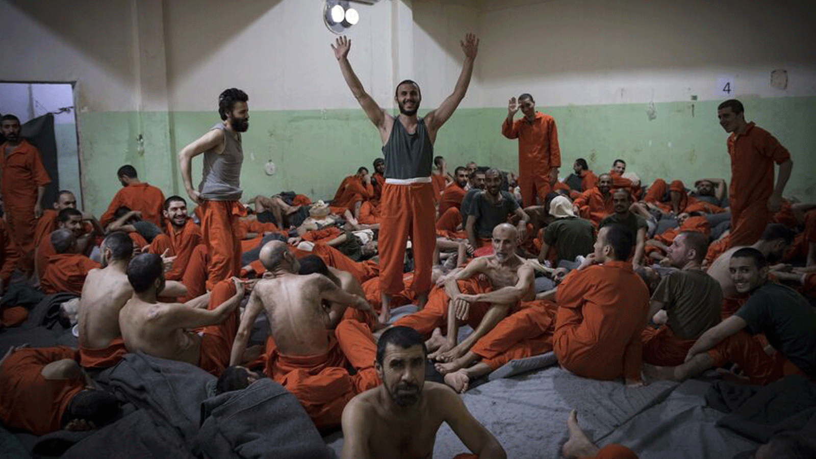 رجال يُشتبه في انتمائهم لتنظيم الدولة الإسلامية يعتقلون في زنزانة في مدينة الحسكة شمال شرق سوريا. 26 تشرين الأول/ أكتوبر 2019.